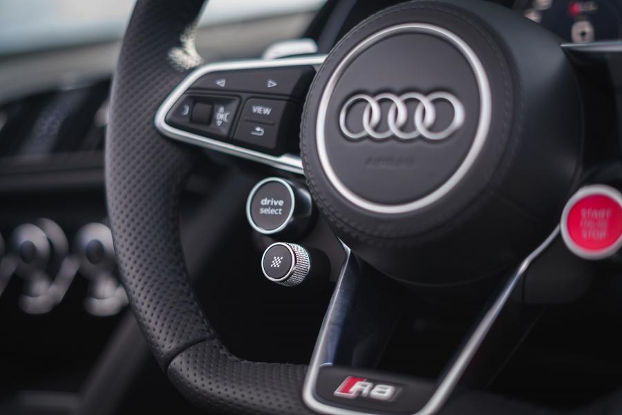 Детали интерьера Audi R8 V10 Performance 2019 года  (UK) (фото 117 из 136)